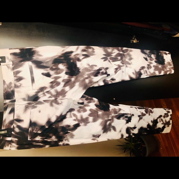 Banana Republic pants in ink spots print. - Picture 5 of 5